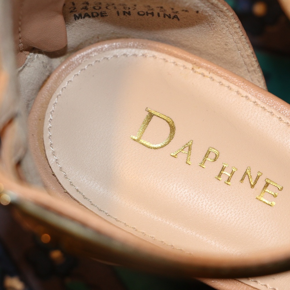 Daphne - Picture 4 of 8